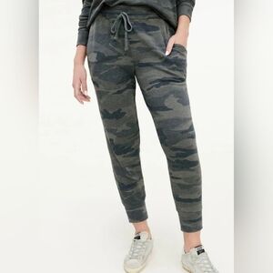 SPLENDID Supersoft Camo Jogger